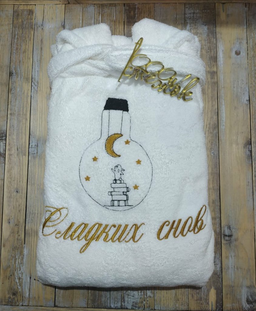 Детский халат с капюшоном категории «Стандарт» с именной вышивкой (Белый)